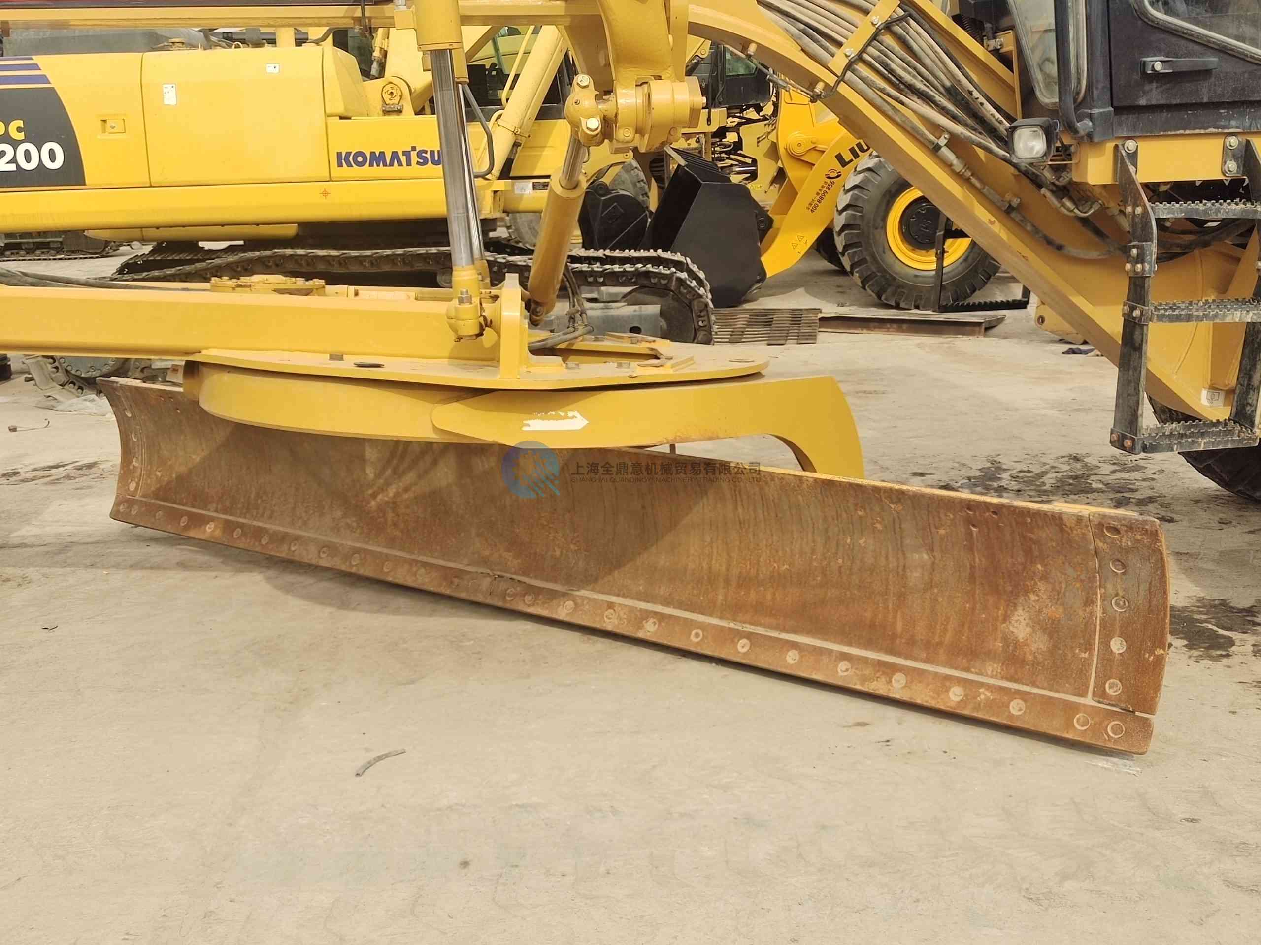 Motoniveladora CAT 140K usada con desgarrador