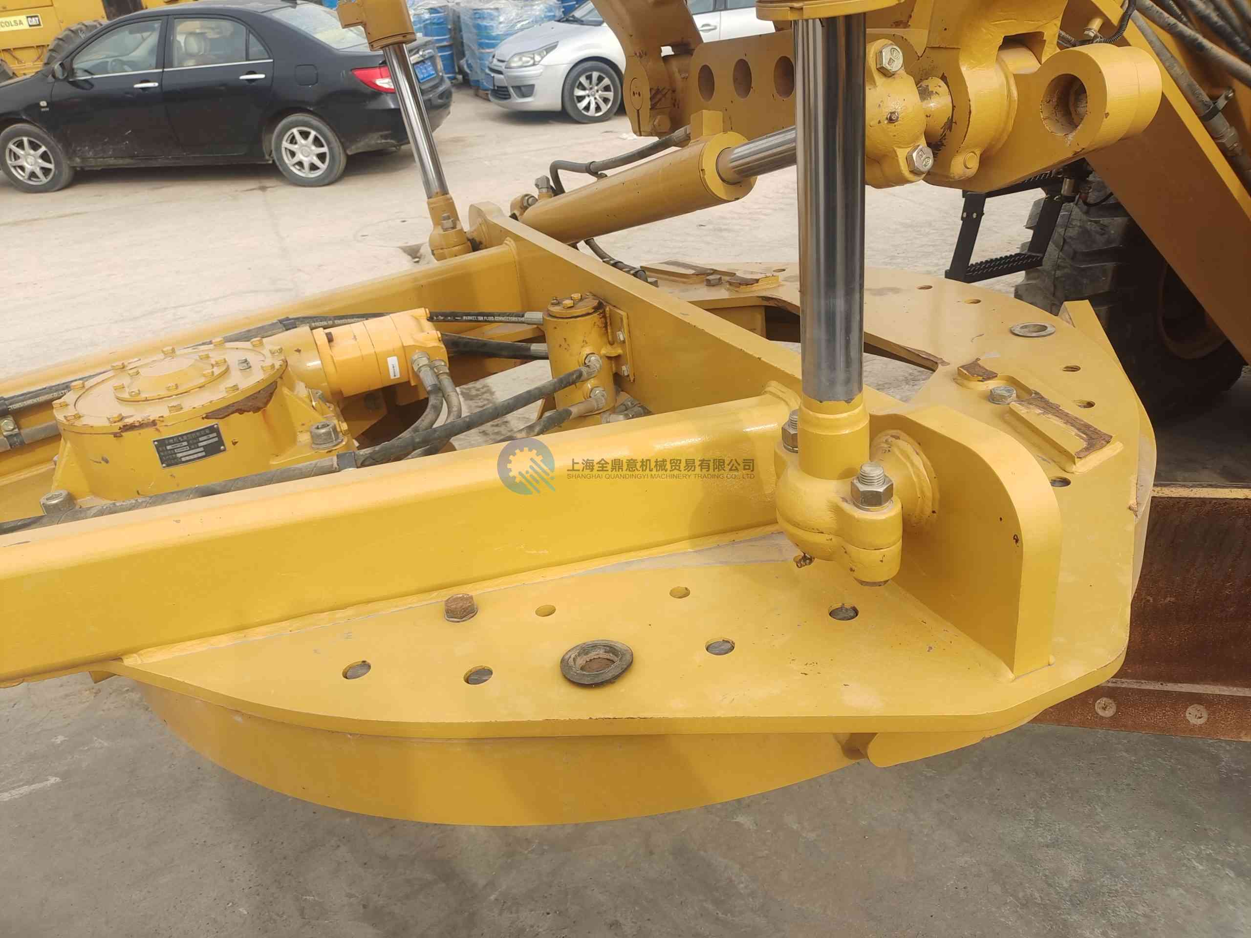 Motoniveladora CAT 140K usada con desgarrador