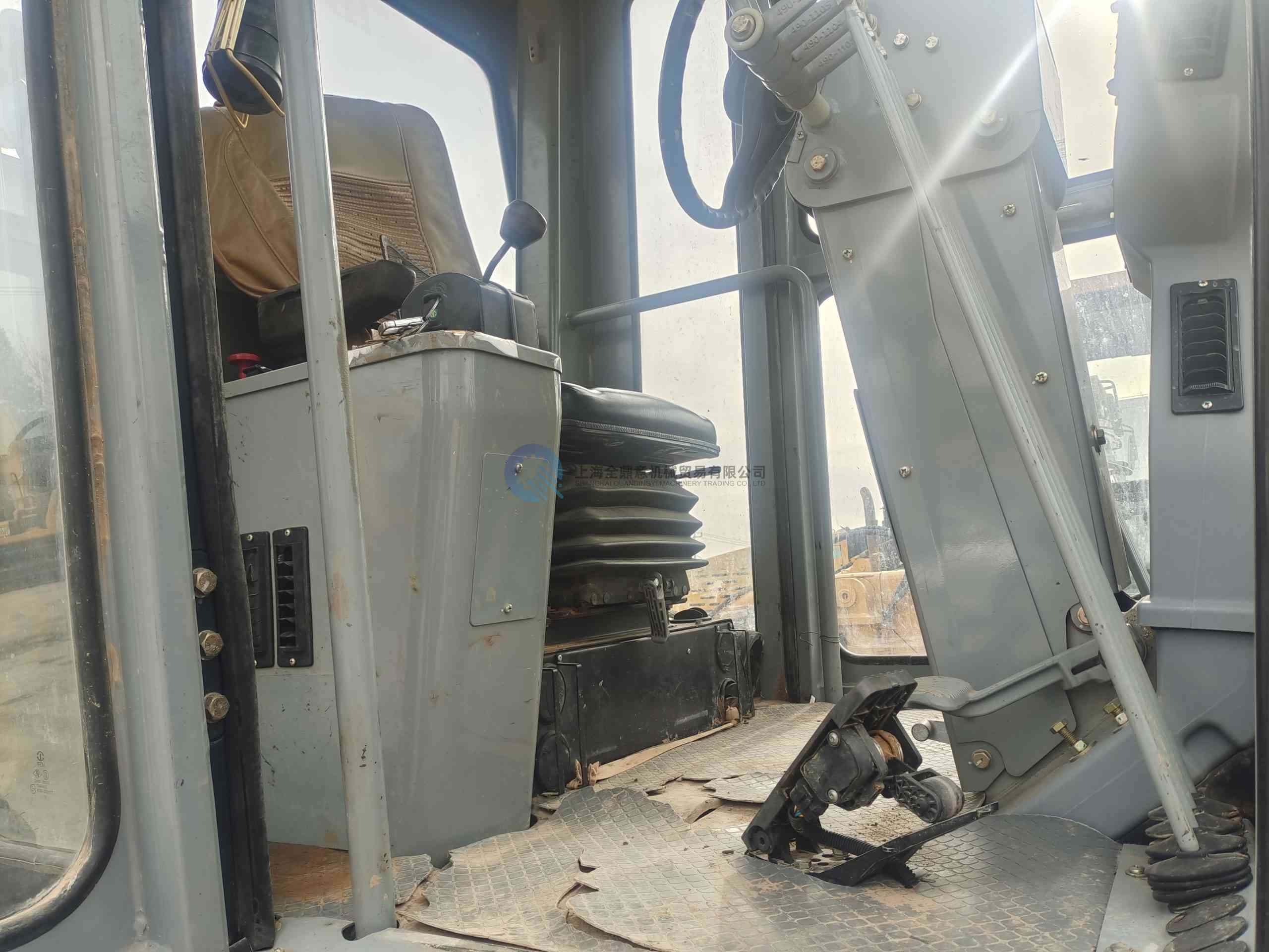 Motoniveladora CAT 140K usada con desgarrador