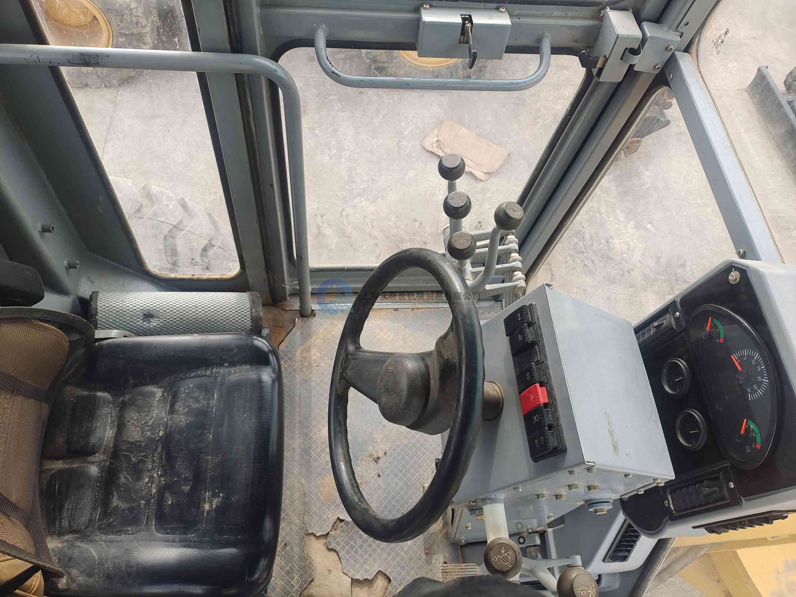 Motoniveladora CAT 140K usada con desgarrador
