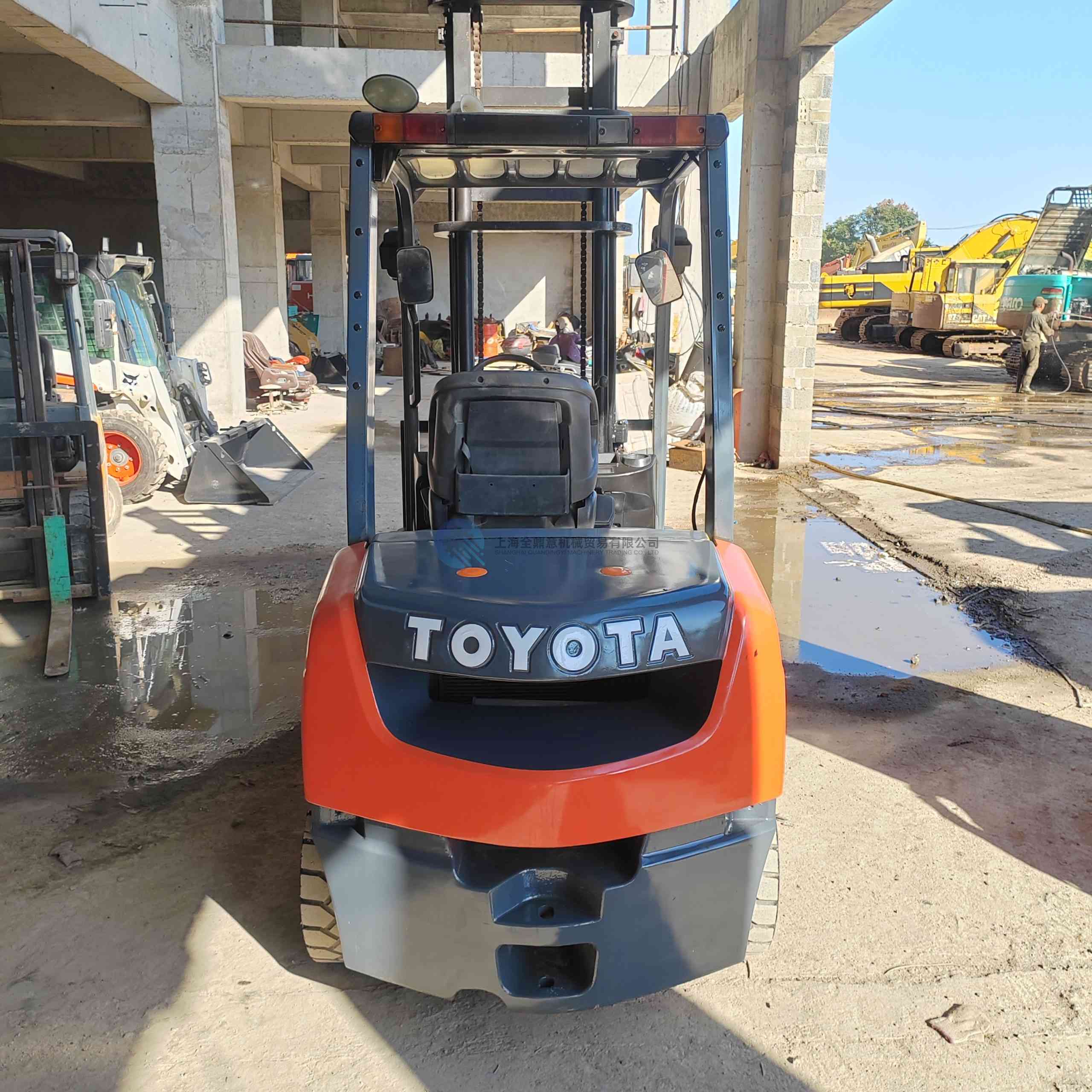 Toyota 3-ton forklift 2-section mast raised by 4 meters