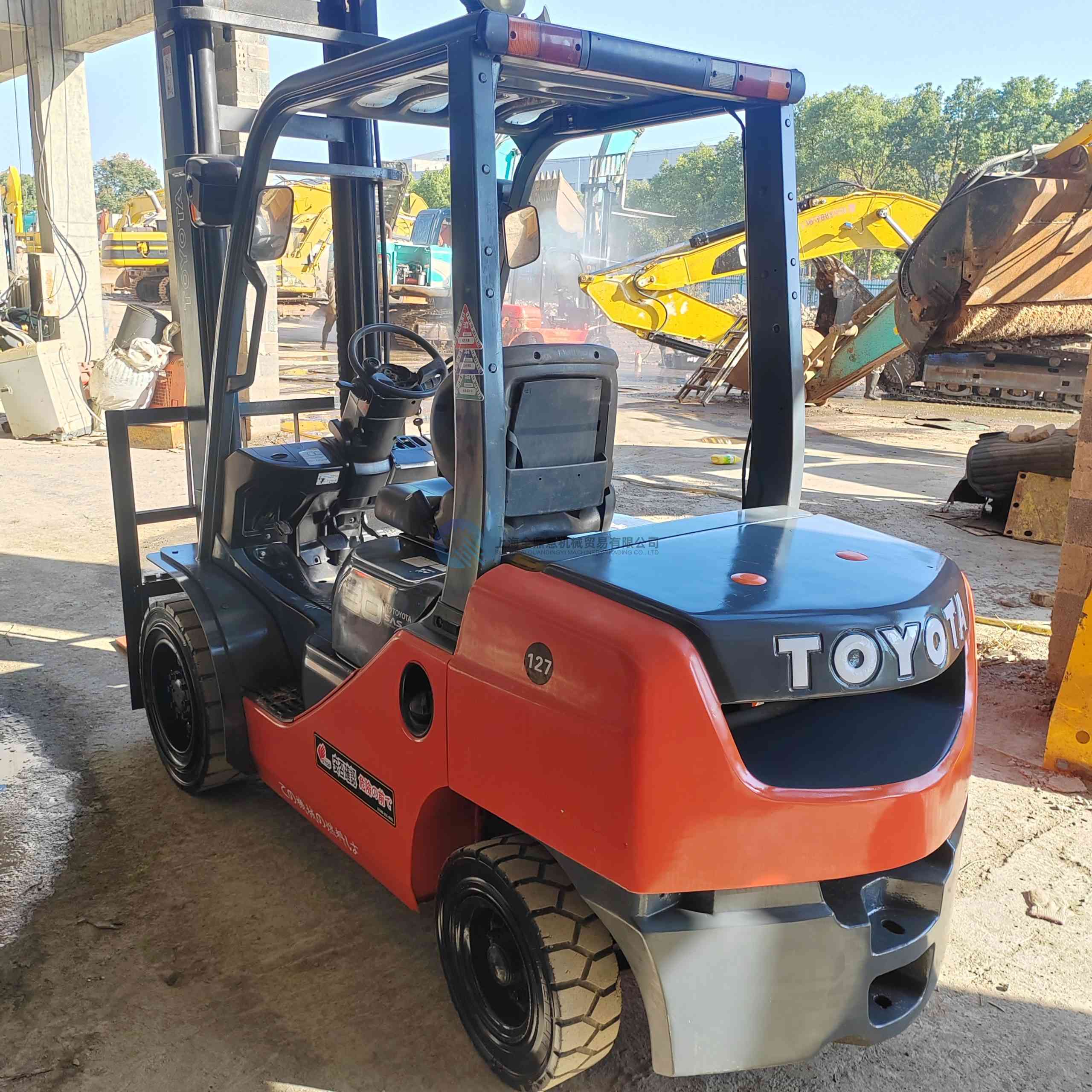 Toyota 3-ton forklift 2-section mast raised by 4 meters