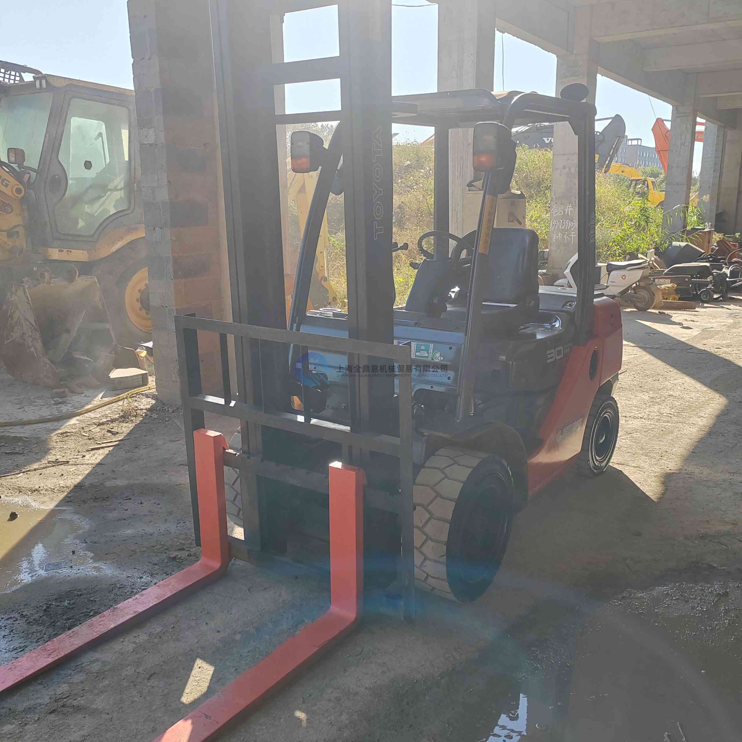 Toyota 3-ton forklift 2-section mast raised by 4 meters