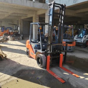 Toyota 3-ton forklift 2-section mast raised by 4 meters - Photo6