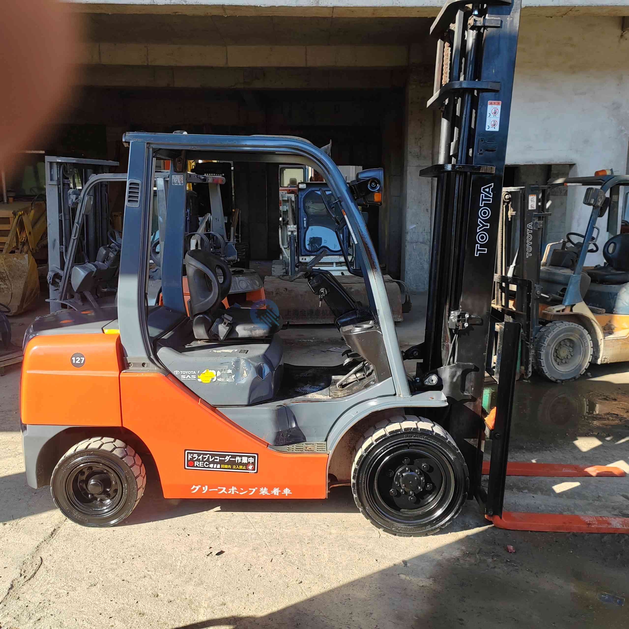 Toyota 3-ton forklift 2-section mast raised by 4 meters
