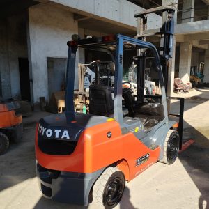 Toyota 3-ton forklift 2-section mast raised by 4 meters - Photo8