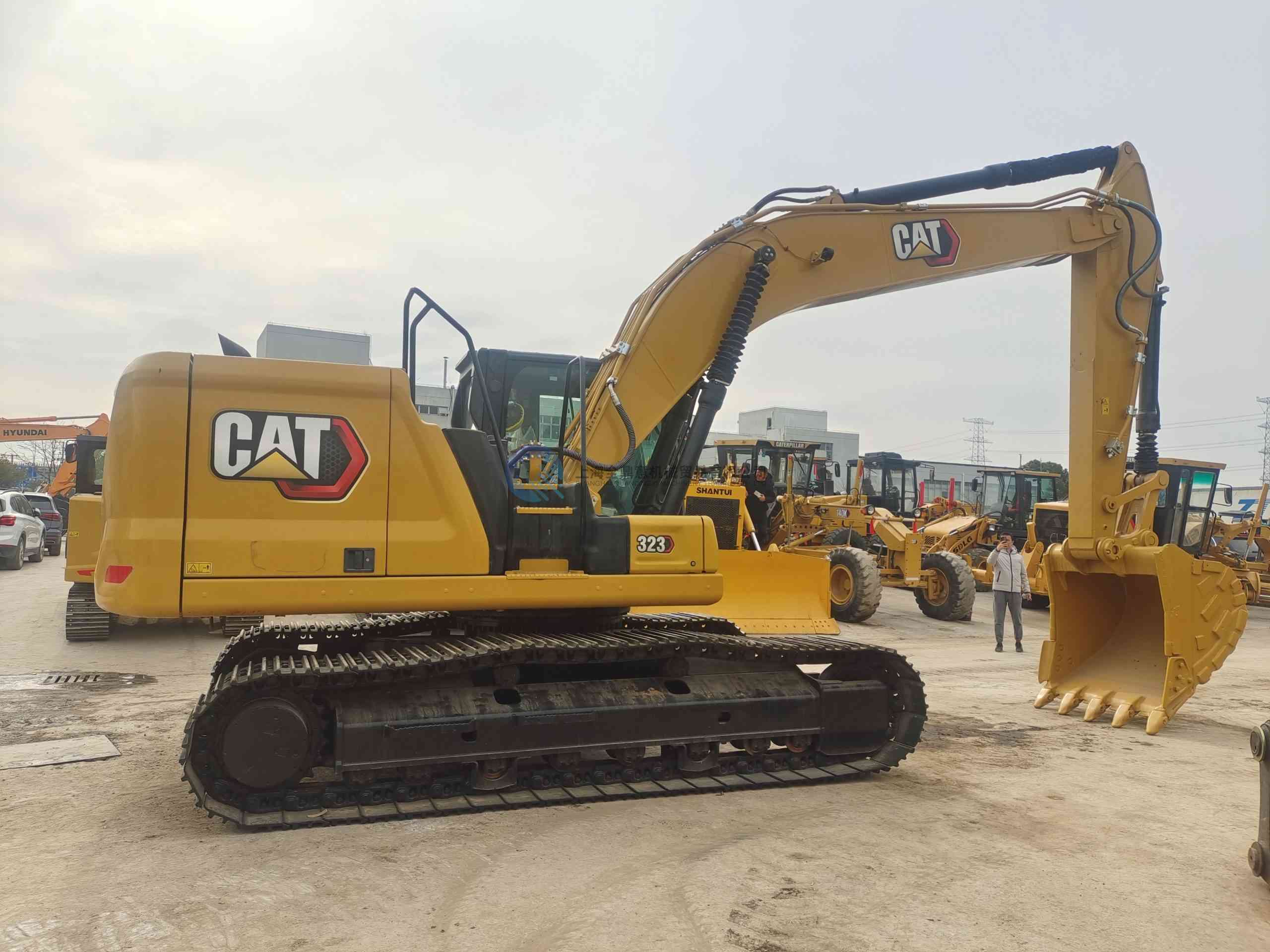 Used CAT 323 excavator