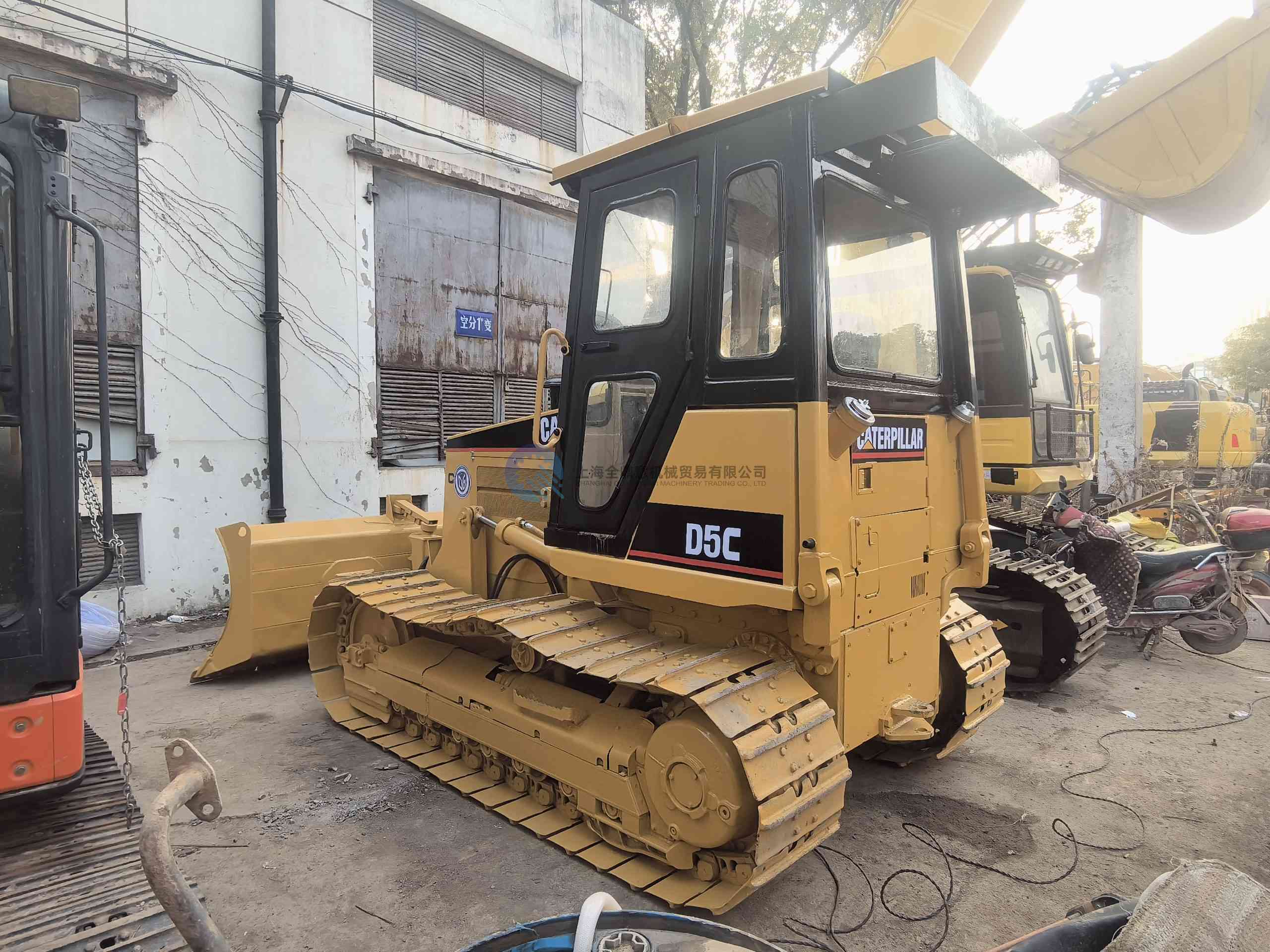 بلدوزر CAT D5C مستعمل