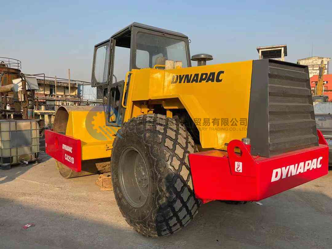 Дорожный каток DYNAPAC CA251D б/у