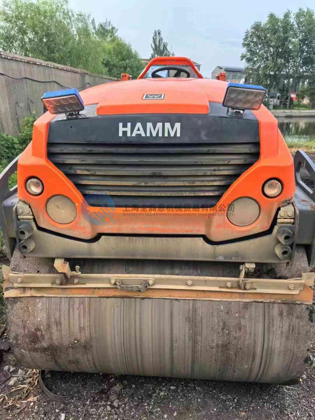 مدحلة طرق اهتزازية مزدوجة الأسطوانة من طراز HAMM HD50 مستعملة