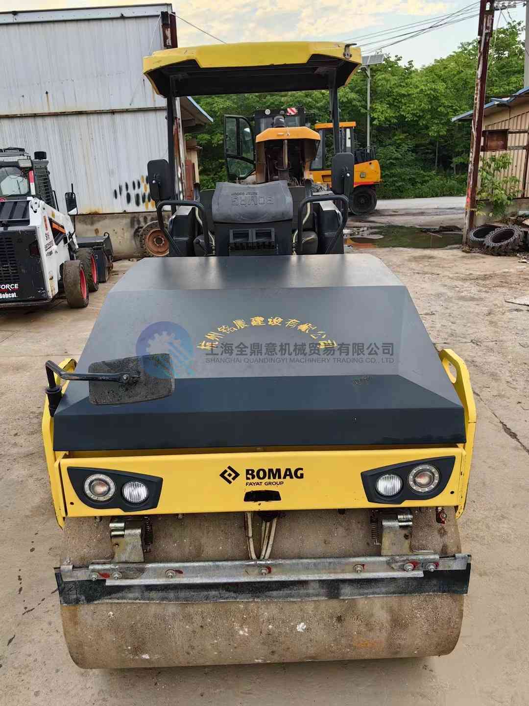 Rouleau en caoutchouc avant et arrière en acier BOMAG BW131ACW d'occasion
